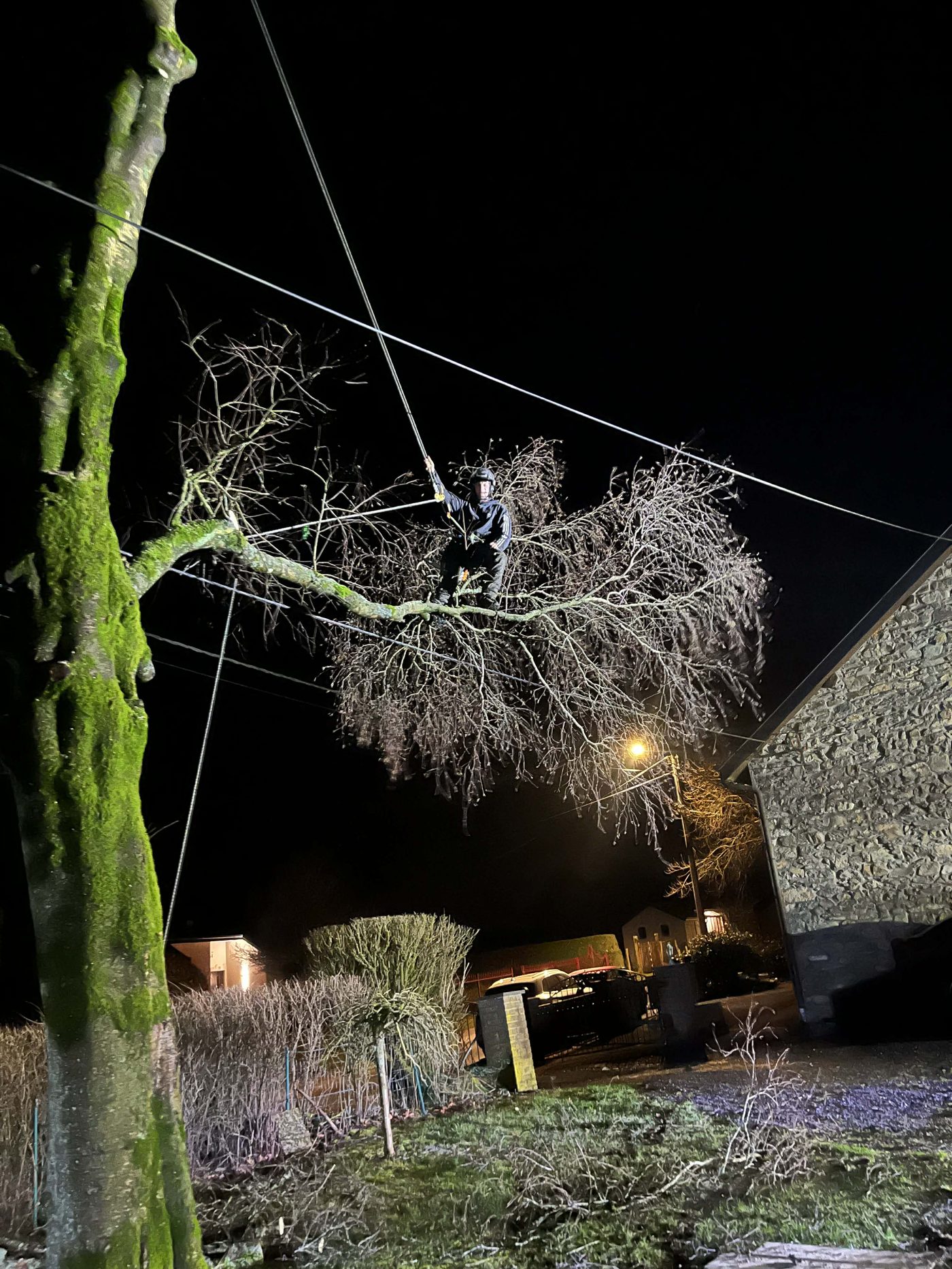 Démontage d'urgence en pleine nuit, près des lignes électriques